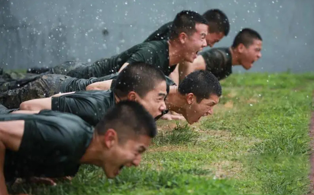 軍警人(rén)員(yuán)進行(xíng)力量訓練